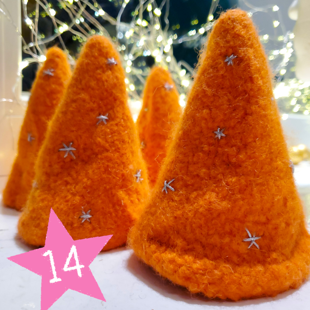 Orangefarbene Filzbäumchen mit silbernen Sticksternen